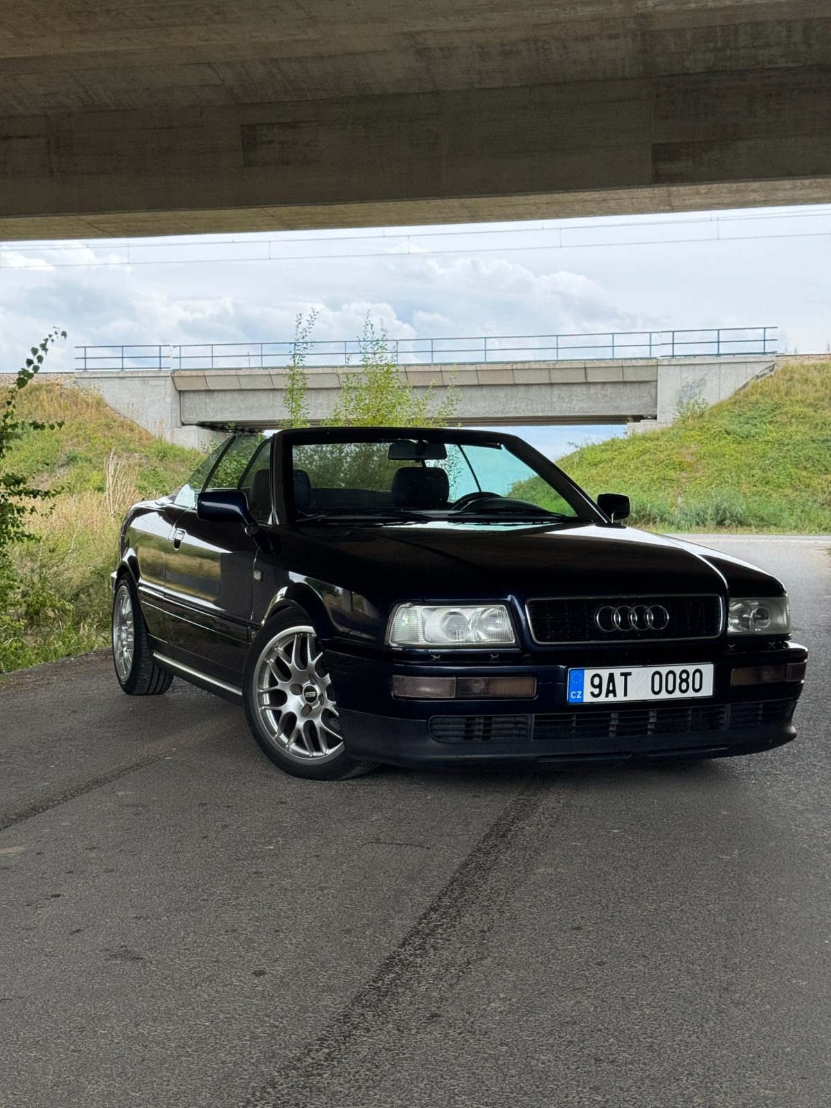 Audi 80 kabriolet pod mostem