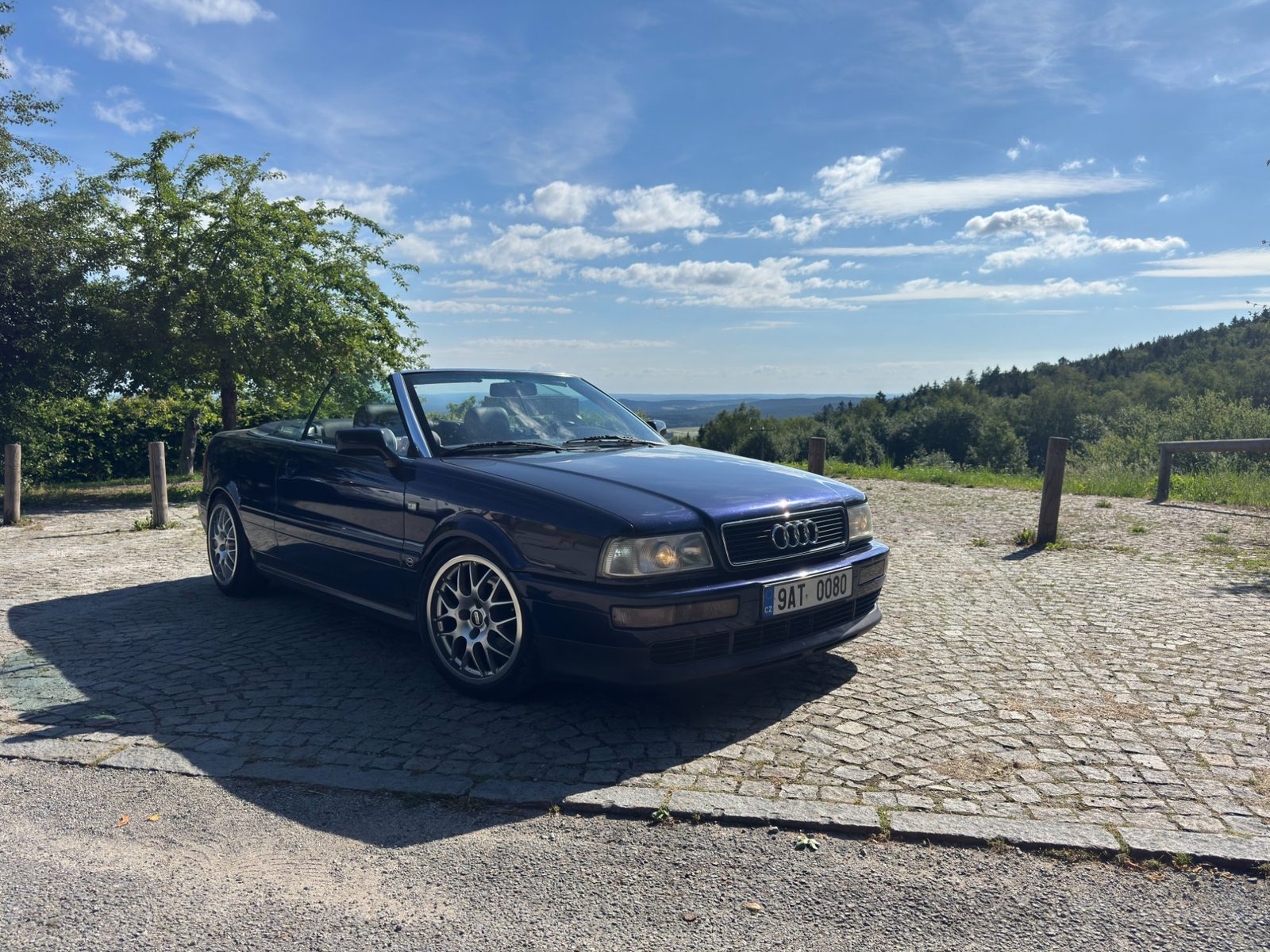 Audi 80 kabriolet na výhledu